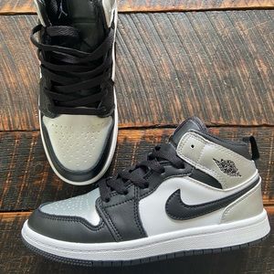 AIR JORDAN 1 RETRO HIGH OG PS
'SILVER TOE' BLACK/METALLIC
SILVER/WHITE/BLACK